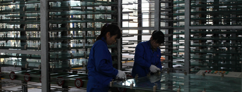 Final inspection of precision clamps to ensure tight thickness tolerance control. This critical quality check guarantees the dimensional accuracy and consistency of every cast acrylic sheet.